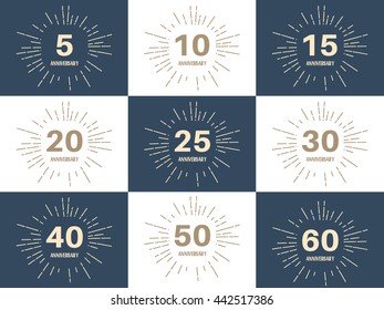 Conjunto vectorial de signos de aniversario, símbolos. Colección de elementos de diseño de cinco, diez, quince, veinte, treinta, cuarenta, cincuenta, sesenta años de jubileo.