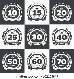 Conjunto vectorial de símbolos de aniversario. Colección del logo del 10, 15, 20, 25, 30, 40, 50, 60, 70 años.