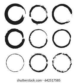 Conjunto vectorial de formas negras de círculo, marcos o trazos de pincel para el diseño del logotipo.Pinceles o banderas de estampado a mano únicas para las formas de diseño o la identidad de marca.Libre. Sello acrílico.