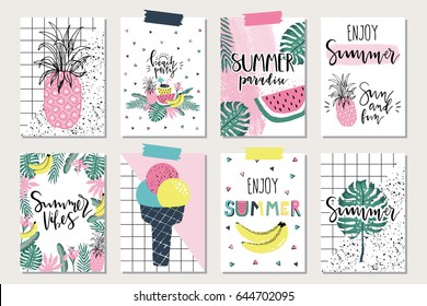 Juego de vectores de tarjetas de verano brillantes. Hermosos afiches con flamingo, sandía, helado, hola y texto escrito a mano.