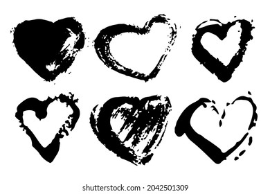 Vektorset of Brush Heart Love Schwarz auf weißem Hintergrund. Handgemalte Grange-Elemente. Tintenzeichnung. Schmutziges künstlerisches Design. Ort für Text, Zitat, Information, Firmenname.