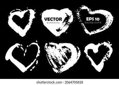 Vector Set de pincel Heart Love trazos Color blanco aislado en el fondo negro. Granja pintada a mano Elementos Pluse. Diseño artístico sucio . Lugar del texto, cita