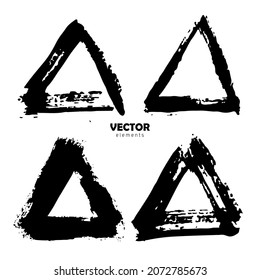 Image vectorielle Ensemble D'images Vectorielles Triangle De Pinceau Couleur Noire sur fond blanc. Éléments grisonnants peints à la main. Dessin d'encre. Une conception artistique sale. Place pour le texte, le devis, les informations, le nom de la société.