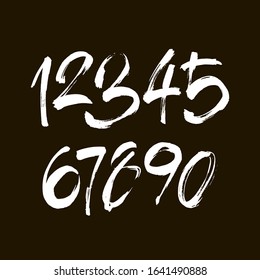Vektorsatz mit kalligraphischen Acryl- oder Tintennummern. ABC für Ihr Design, Pinselschrift auf schwarzem Hintergrund