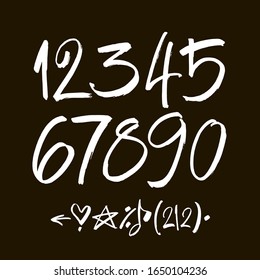 conjunto vectorial de números acrílicos o tintas caligráficos. ABC para su diseño, letras de pincel en fondo negro