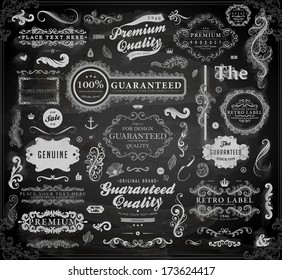 Ensemble d'images vectorielles d'éléments de conception calligraphique: décoration des pages, étiquette de garantie de qualité et de satisfaction Premium, cadres anciens et baroques | Arrière-plan tableau de bord. Variante d'illustration noire.