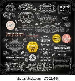 Vectorset van kalligrafische ontwerpelementen: paginadecoratie, Premium Quality and Satisfaction Guarantee Label, antieke en barokke frames | Chalkboard achtergrond. Zwarte illustratie variant.