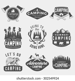 conjunto vetorial de logotipos do vintage camping, emblemas, silhuetas e elementos de design. modelos de logotipo e emblemas com montanhas, floresta, árvores, tenda, machados, urso, veados. símbolos de atividade ao ar livre