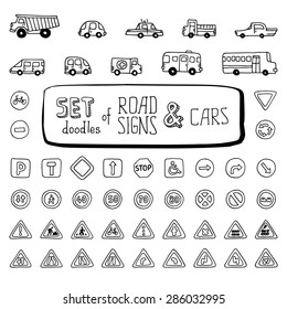 Vektor-Set von Doodles Straßenschilder und Autos. Handgezeichnete Designelemente einzeln auf weißem Hintergrund.