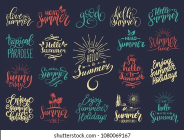 Conjunto vectorial de letras a mano con motivacionales frases de verano. Colección de citas inspiradoras para fiestas caligráficas.