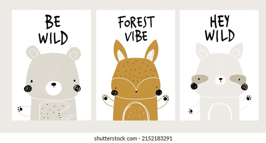 Conjunto de vectores con ilustraciones de color dibujadas a mano con lindos animales del bosque y letras en estilo escandinavo. Afiche, papel, tarjeta para niños. Oso, zorro, mapache. Perfecto para la decoración de las habitaciones para niños.