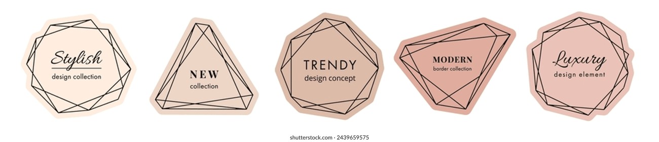 Conjunto vectorial de etiquetas mínimas modernas, marcos con espacio de copia para el texto. Sencillas insignias abstractas minimalistas en colores nude. Bordes con forma de rombo lineal y elegante. Elementos de diseño gráfico geométrico de moda