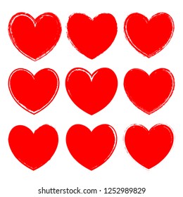 Conjunto vectorial de tinta monocromática ásperos corazones rojos aislados sobre fondo blanco. Textura de arte grunge. Para decorar cajas de regalos, tarjetas, invitaciones de boda, romántico saludo del Día de San Valentín, marcos, etiquetas