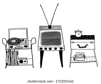 conjunto vectorial de TV antigua con antenas, reproductores de discos con discos en la mesa baja y una maleta con reloj despertador y libros