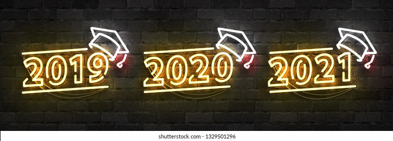 Vektorset von realistischen, isolierten Neonzeichen des Graduationslogos für 2019, 2020 und 2021 Jahre für Vorlagendekoration und Layout-Abdeckung auf dem Wandhintergrund.