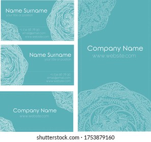 Conjunto de vectores de tarjetas de visita y plantillas de tipografía corporativa con diseño étnico ornamental sobre fondo azul