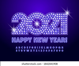 Tarjeta de saludo brillante vectorial ¡Feliz Año Nuevo 2021! Tipo de letra morado brillante. Letras y números de alfabeto neón brillantes
