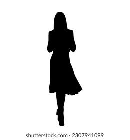 Vektor-Silhouette einer jungen, attraktiven schlanken Frau im Frühling oder Herbstkleidung beim Gehen, schwarze Farbe einzeln auf weißem Hintergrund