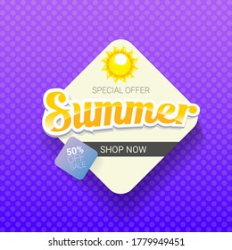 plantilla de diseño de etiquetas de verano para ofertas especiales de vectores. Banner de venta de verano o placa con sol y texto sobre fondo violeta de verano 