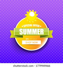 plantilla de diseño de etiquetas de verano para ofertas especiales de vectores. Banner de venta de verano o placa con sol y texto sobre fondo violeta de verano 