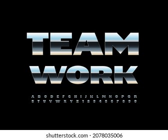 Trabajar en equipo de vectores de acero Emblem. Fuente metálica brillante. Letras y números alfabetos plateados