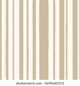 Vector gestreepte naadloze patroon met grunge textuur in lichte cappuccino koffie kleur. Beige achtergrond met verticale strepen. Voor etiketten, verpakkingen, behang, textiel.