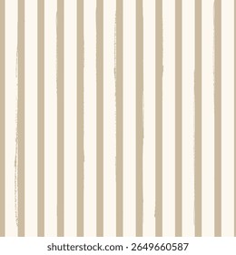 Vector gestreepte naadloze patroon met grunge textuur in lichte cappuccino koffie kleur. Beige achtergrond met verticale strepen. Voor etiketten, verpakkingen, behang, textiel.