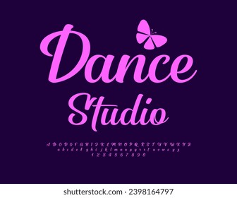 Elegante tarjeta vectorial Dance Club. Hermosa fuente caligráfica. Juego de letras y números de alfabeto rosa artístico