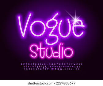 Vektor stylisches Emblem Vogue Studio. Einzigartige Neon Alphabet Buchstaben und Zahlen setzen. Kreative Leuchtschriftart.