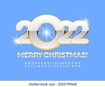 Vector elegante tarjeta de saludo Feliz Navidad 2022! Letras y números alfabetos blancos y dorados. Fuente de lujo brillante