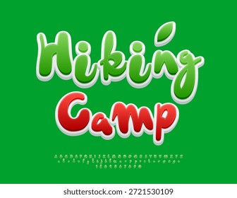 Vector Campamento de senderismo con emblema de verano. Fuente verde manuscrita. Conjunto de letras y números de alfabeto divertido.