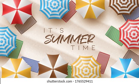 Ilustración de verano vectorial con bola de playa, hojas de palmera, tabla de surf y carta de tipografía sobre fondo de arena de playa.