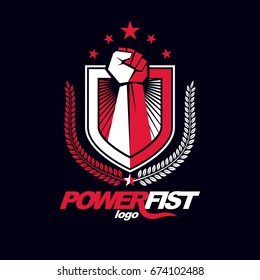 Símbolo vectorial creado con puño apretado de hombre fuerte atlético, escudo de protección, alas de pájaro y diferentes elementos gráficos. Logo conceptual del club de combate.