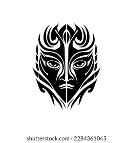 Esbozo de tatuajes vectores de una máscara de dios polinesia en blanco y negro.
