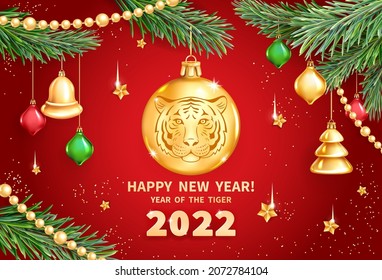 Vektorvorlage für die Grußkarte "Happy New Year". Realistische goldene Kugel mit Tiger-Symbol des Neujahrs 2022, Zweige von Tannenbaum, Glasspielzeug, Sequenzen und Girlanden auf rotem Hintergrund 
