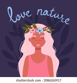 Plantilla vectorial con eslogan Amor a la Naturaleza y linda joven mujer con el pelo largo y rizado y corona de flores para afiche, tarjeta o volante. Chica sonriente con corona de flores. Concepto de cuidado de la naturaleza.