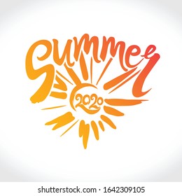 Plantilla de vectores Verano 2020. Los rayos luminosos del sol caliente amarillo, un diseño caligráfico escrito a mano. Elegante logotipo de temporada de verano.