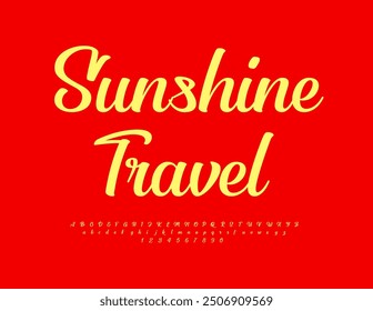 Vektor Reise Logo Sunshine Travel. Gelbe kursive Schrift. Schönes Alphabet Buchstaben und Zahlen gesetzt.