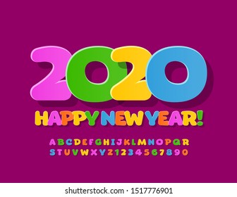 Tarjeta de saludo de moda vectorial ¡Feliz Año Nuevo 2020! Fuente en mayúsculas brillante. Letras, números y símbolos de los alfabetos coloridos