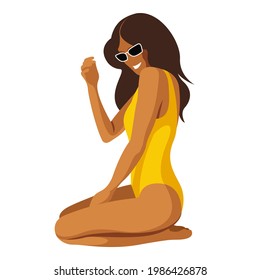 ilustración de moda vectorial sobre el tema de las vacaciones de verano. una bonita jovencita bronceada con traje de baño amarillo se sienta en la playa aislada de fondo blanco. se puede utilizar para anunciar vacaciones de verano