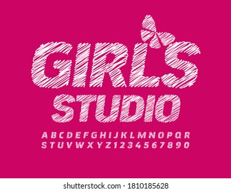 Signo de moda vectorial Girls Studio. Tipo de letra de tiza blanca. Esbozo creativo Alfabeto Letras y números establecidos