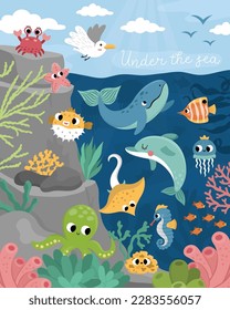 Vector bajo el paisaje marino ilustración con pendiente rocosa. Escena de la vida oceánica con animales, delfines, ballenas, tiburones, gaviotas, sol. Fondo o tarjeta de la naturaleza vertical del agua para niños
