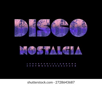 Vector Invitación única Disco Nostalgia. Fuente geométrica grande. Alfabeto metálico envejecido. Conjunto de letras y números degradados de colores