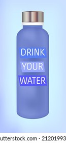 Banner vertical de vectores web con una cita de moda en una botella de ​ azul de vidrio - beba su agua. Mantente hidratado, bebe y vive sano. Botella aislada de fondo azul. Agua en una botella reutilizable