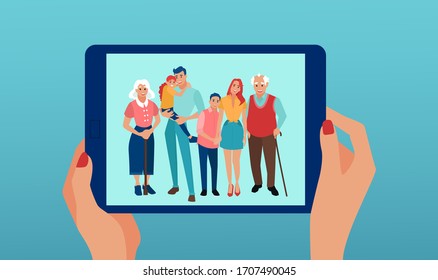 Vector de las manos de una mujer sosteniendo una tableta de ordenador con videochat con una familia sonriente feliz