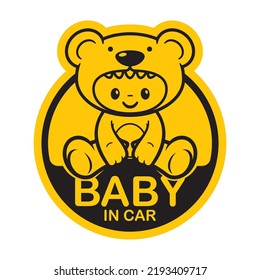 Signo de círculo amarillo vector con un pequeño personaje de caricatura dulce de un niño vestido de oso de peluche. Texto - niño en el auto. Aislado sobre fondo blanco.