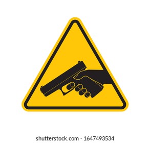 Signo de triángulo amarillo vector - mano de silueta negra sosteniendo una pistola. Aislado sobre fondo blanco.
