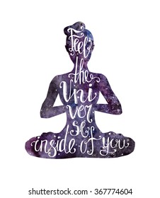 Vektor-Yoga-Schrift-Design. Schlanke weibliche Silhouette mit Aquarellstruktur und Schrift. Frauen meditieren in Lotusposition - Padmasana. Handgeschriebene Phrase Feel das Universum in dir.