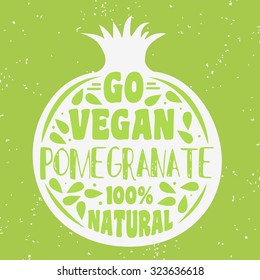 Impresión tipográfica vegana con granada. Vamos vegano. 100% natural. Se puede utilizar como impresión en pantalones y bolsas T, etiqueta, menú restaurante y tienda de comida orgánica. Dibujo a mano. Afiche ecológico inspirador.