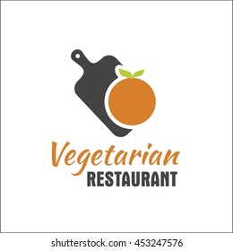 Logo del restaurante vegetariano con pizarra de cocina y naranja
